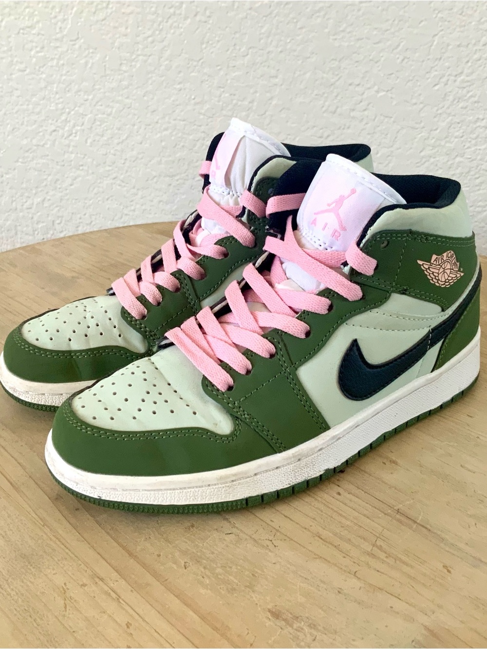 Women's Air Jordan Retro 1 Mid SE Casual Shoes